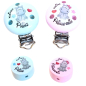 Preview: Runde Holzclips in Blau und Rosa mit Nilpferd-Motiv und Aufschrift „Kleiner Prinz“ bzw. „Kleine Prinzessin“. Geeignet für Schnullerketten und Kinderaccessoires.